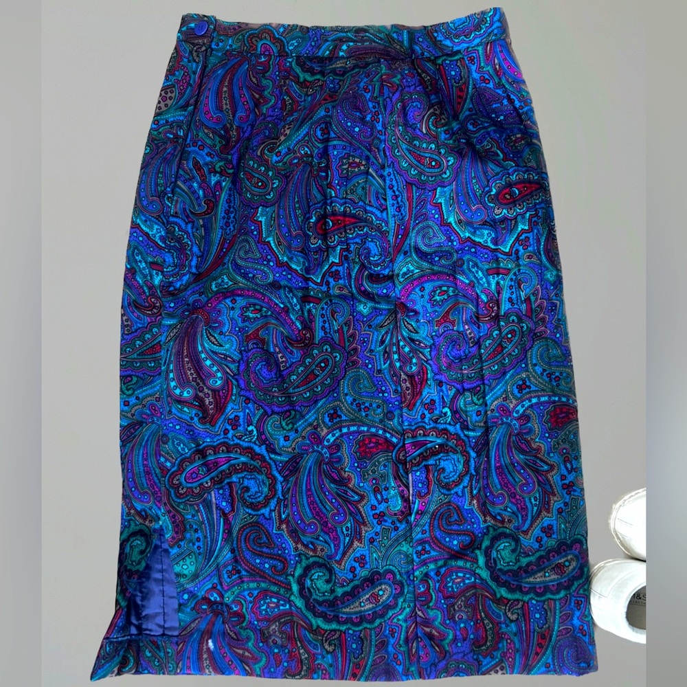 Vintage Fouks skirt bought in Paris and made in Paris. Size 42.